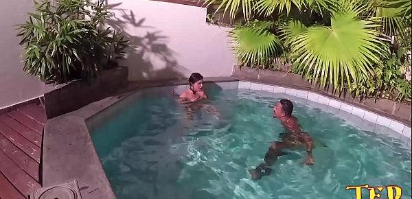  Nego Catra não para depois da cena cai na piscina e fode o cú da Bianca Naldy dentro da água - Capoeira Ator